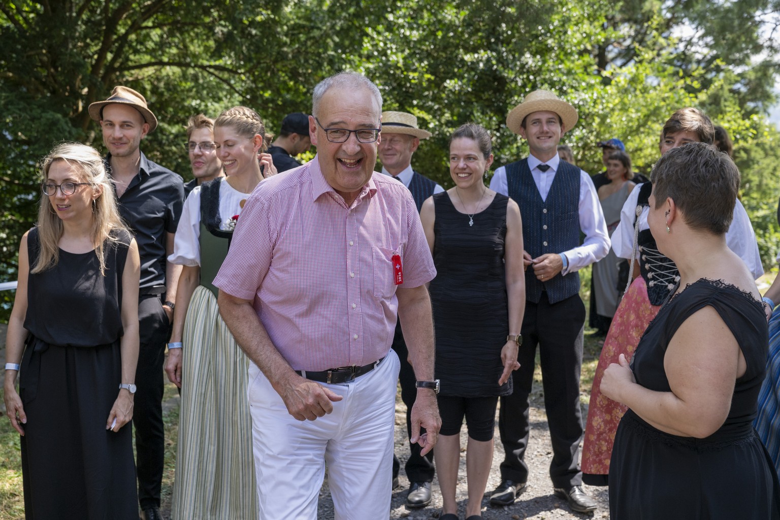 Bundespraesident Guy Parmelin posiert mit einer Trachtengruppe nach seiner Ansprache, anlaesslich der Bundesfeier auf dem Ruetli, welche im Zeichen von Kleiderwelten steht, am Samstag, 1. August 2026. ...