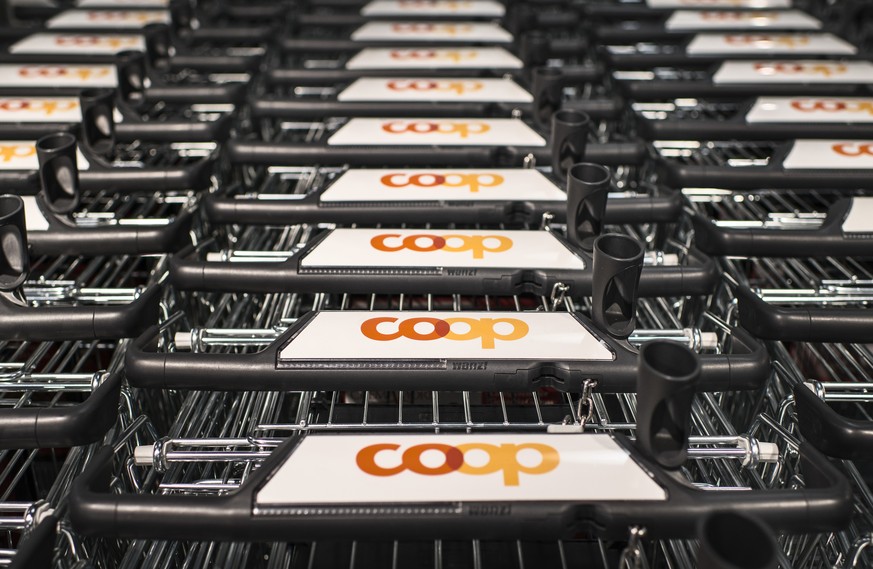ARCHIVBILD ZU JAHRESBILANZ 2016 DES DETAILHAENDLERS COOP -- Auf den aneinandergeketteten Einkaufswagen prangt das Logo von Coop, aufgenommen im Coop Suedpark in Basel am 03. April 2013. Die Coop-Filia ...