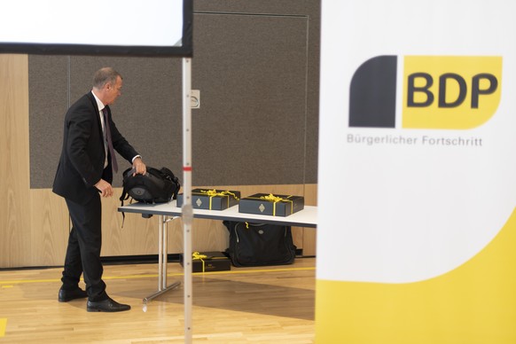 Parteipraesident Martin Landolt packt seinen Rucksack, an der Delegiertenversammlung der BDP Schweiz, am Samstag, 2. November 2019, in Salenstein. Haupttraktandum waren die Wahlen 2019. (KEYSTONE/Gian ...