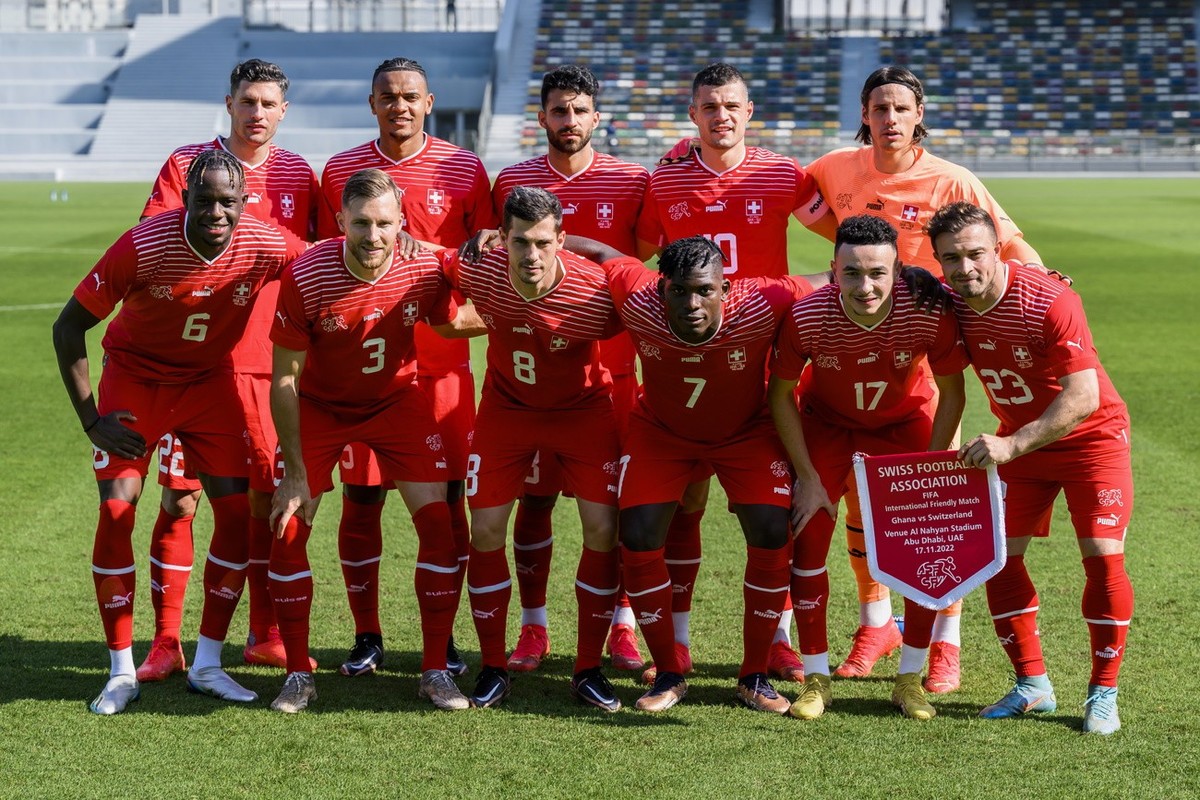 epa10309987 Switzerland's soccer team pose for a group photo prior to a friendly soccer match between Ghana and Switzerland ahead of the upcoming FIFA World Cup Qatar 2022, at the Sheikh Zayed Sp ...