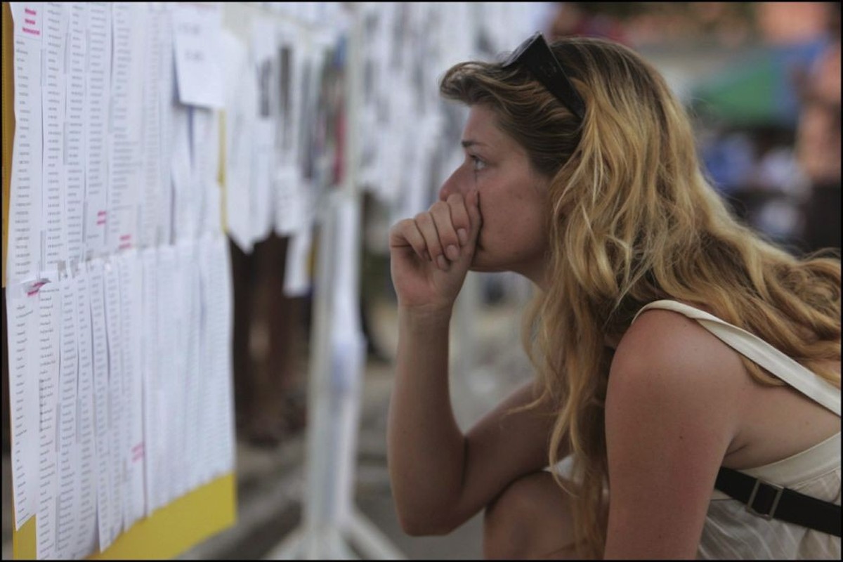 THAILAND - DECEMBER 29: Death Toll Rises In Unprecedented Tsunami Disaster On December 29, 2004 In Phuket, Thailande Families And Friends Posting Pictures Of Missing Loved Ones And Checking The Postin ...
