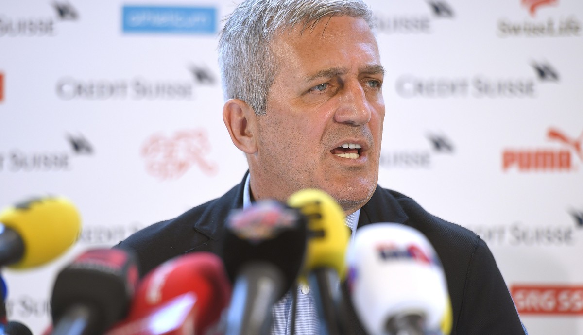 Nati-Trainer Vladimir Petkovic gibt den Medien Auskunft – denken tut er bestimmt oft etwas anderes.