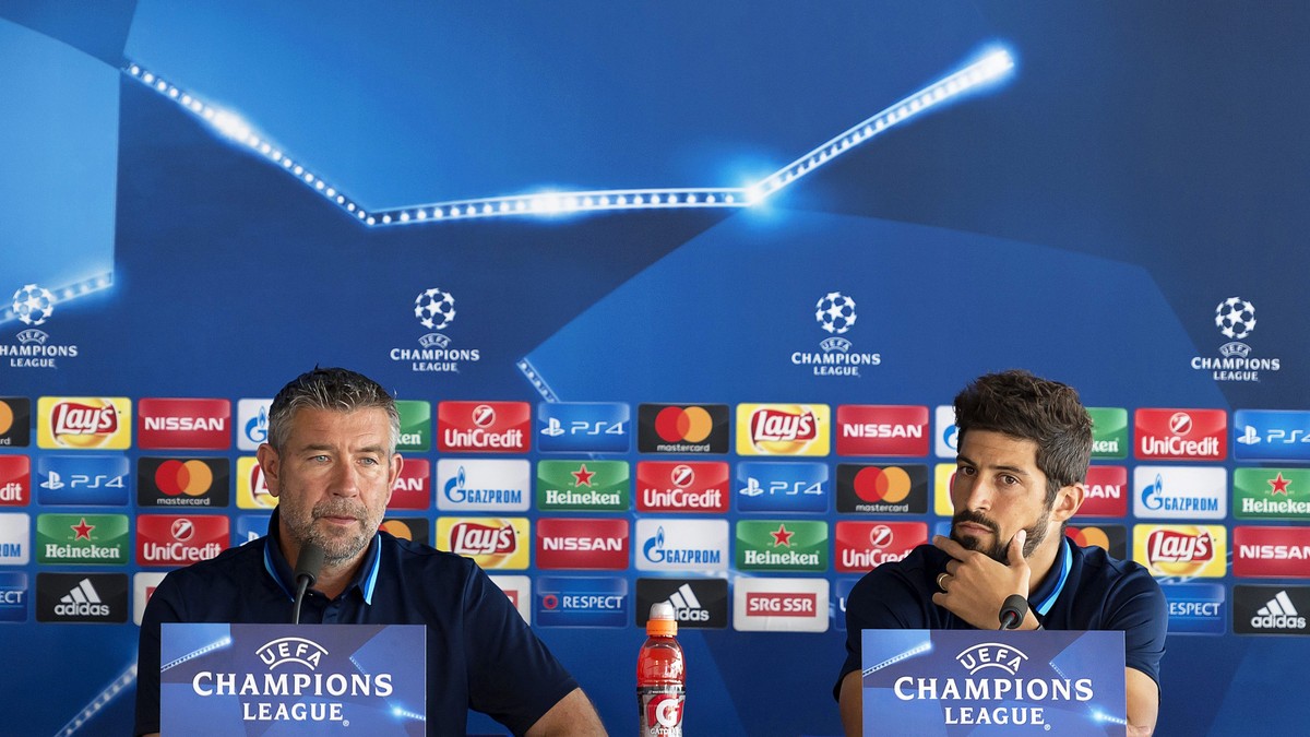 epa05536440 FC Basel's head coach Urs Fischer (L) and Davide Calla (R) attend a press conference in the St. Jakob-Park stadium in Basel, Switzerland, 12 September 2016. FC Basel 1893 will face Lu ...