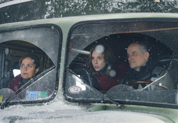El Eternauta. (L to R) Andrea Pietra, Carla Peterson, Marcelo Subiotto in El Eternauta. Cr. Marcos Ludevid / Netflix ©2024