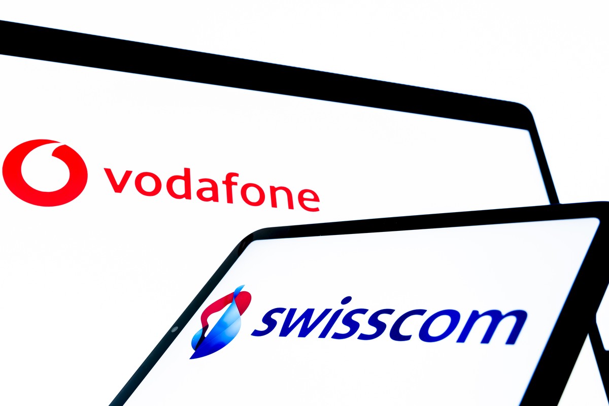 Die Logos des Schweizer Telekomkonzerns Swisscom und des Italienischen Telekomanbieters Vodafone Italia sind in diesem Illustrationsbild aufgenommen von Bildschirmen zu sehen, am Freitag, 15. Maerz 20 ...