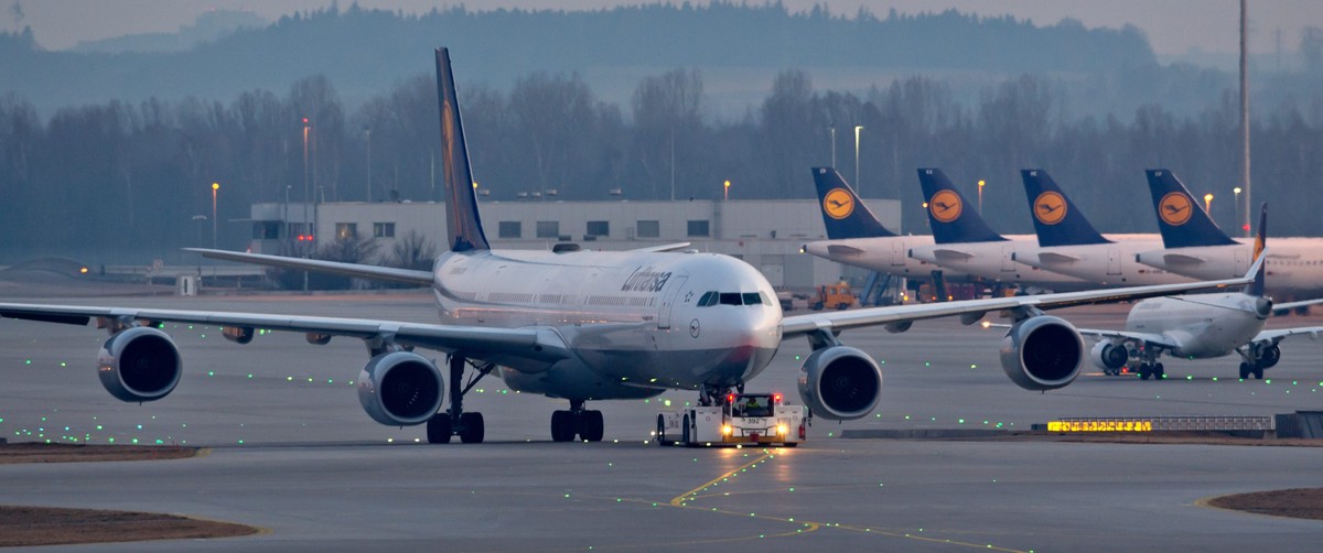 Am Freitag und nun auch am Samstag bleiben viele Flieger der Lufthansa wegen Streiks am Boden.