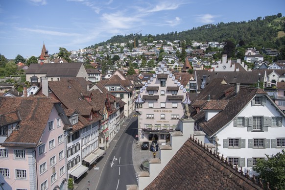 Sicht vom Zytturm ueber den Daecher der Altstadt von Zug am Freitag, 7. Juli 2023 in Zug. (KEYSTONE/Urs Flueeler).
