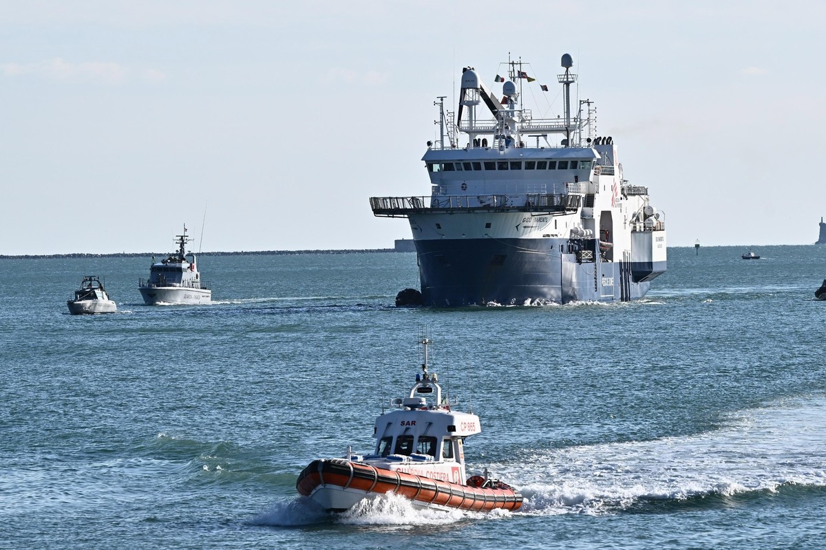 epa10436244 Search-and-rescue ship Geo Barents of MSF with 237 migrants onboard docks arrives at the port of La Spezia, Italy, 28 January 2023. Doctors Without Frontiers (MSF) said on 25 January that  ...
