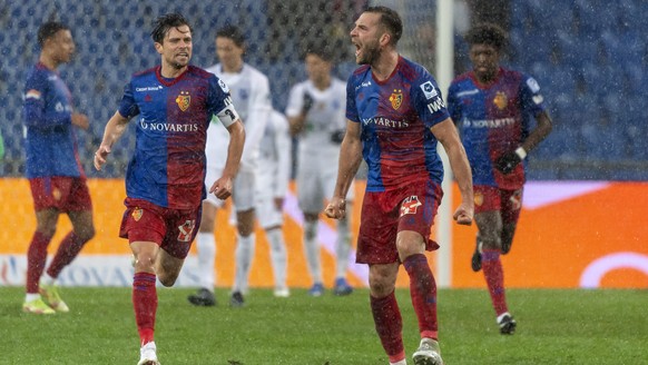 Basels Pajtim Kasami, rechts, jubelt nach seinem Tor zum 1:1 im Fussball Meisterschaftsspiel der Super League zwischen dem FC Basel 1893 und dem FC Lausanne-Sport im Stadion St. Jakob-Park in Basel, a ...