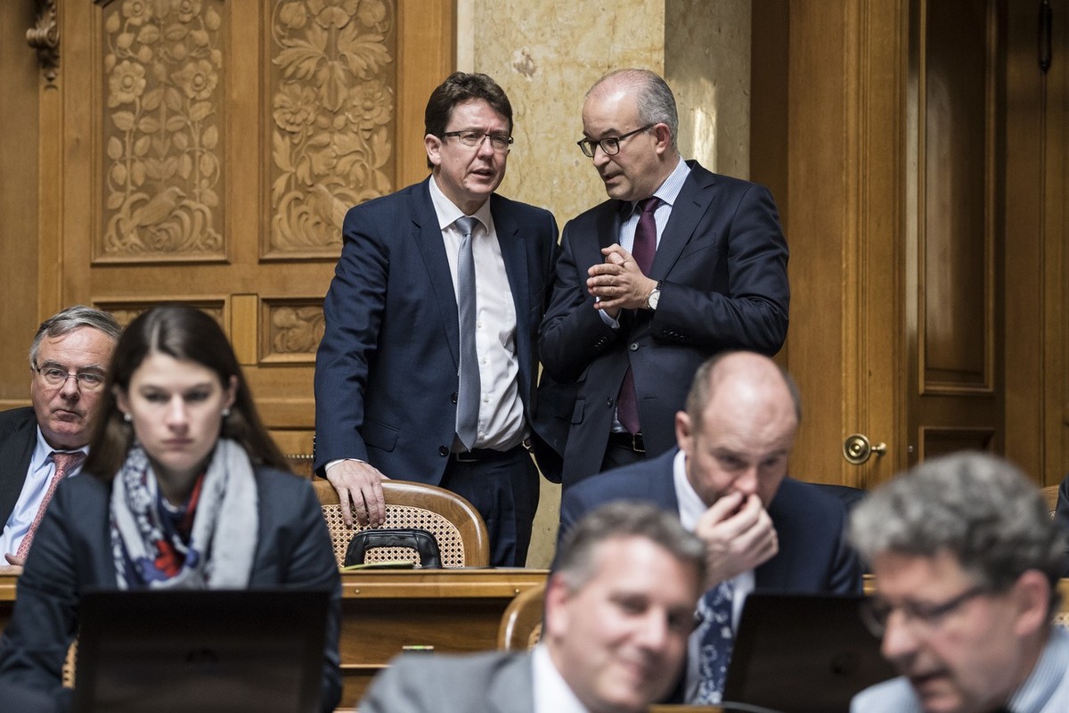 SVP Praesident Albert Roesti, BE, links, diskutiert mit Gregor Rutz, SVP-ZH, an der Wintersession der Eidgenoessischen Raete, am Montag, 12. Dezember 2016 im Nationalrat in Bern. (KEYSTONE/Alessandro  ...