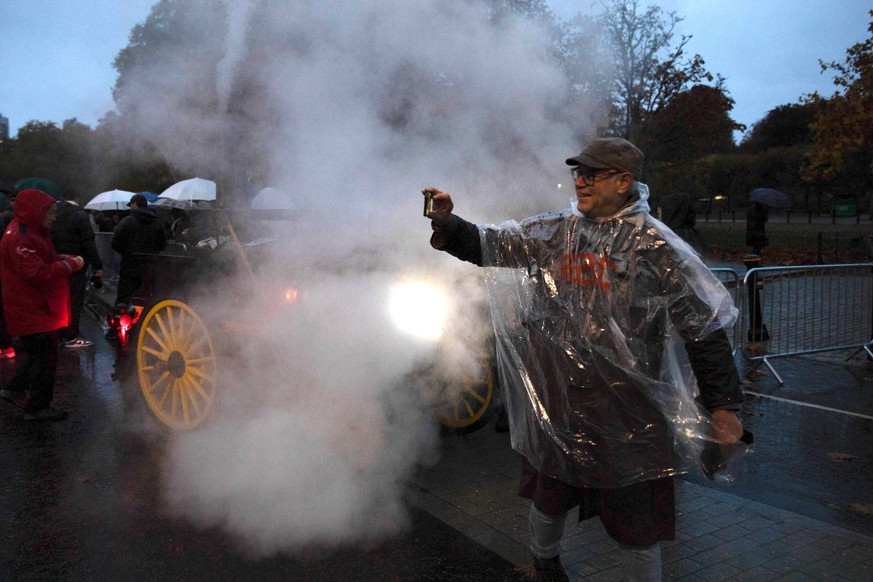 RAC London to Brighton Veteran Car Run - 02 Nov 2025 A spectator takes a photograph during a veteran car run. The annual RAC London to Brighton Veteran Car Run, founded in 1896, is the world s longest ...