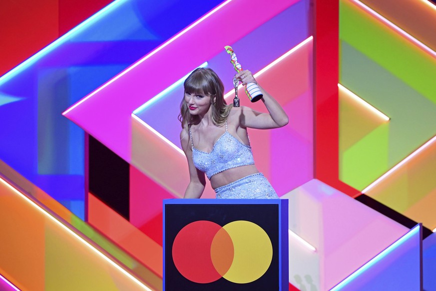 Taylor Swift accepts the Global Icon award during the Brit Awards 2021 at the O2 Arena, in London, Tuesday, May 11, 2021. (Ian West/PA via AP)
Taylor Swift