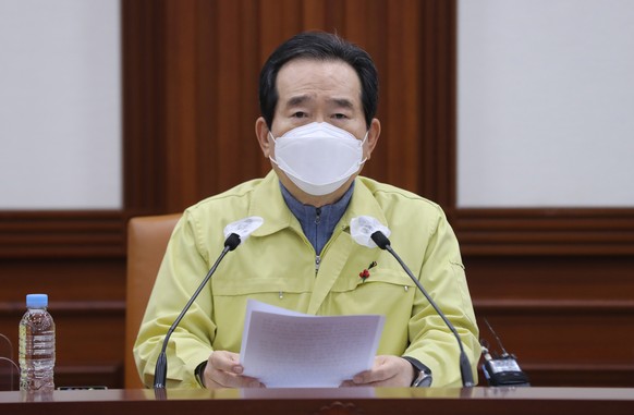 epa08878454 South korean Prime Minister Chung Sye-kyun speaks during an emergency meeting on COVID-19 response in Seoul, South Korea, 12 December 2020. The country reported a record number of 950 new  ...