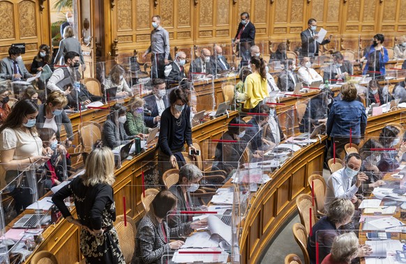 Nationalraetinnen erheben sich im Anschluss an eine Abstimmung, an der Fruehlingssession der Eidgenoessischen Raete, am Dienstag, 2. Maerz 2021 im Nationalrat Bern. (KEYSTONE/Alessandro della Valle)