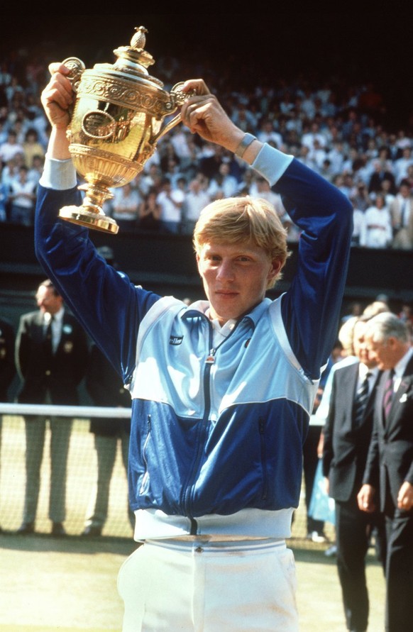 Der 17jährige Boris Becker aus Leimen hält den Pokal hoch, nachdem er am 7. Juli 1985 als erster Deutscher, als erster Ungesetzer und als jüngster Spieler überraschend das Endspiel im Herren-Einzel be ...