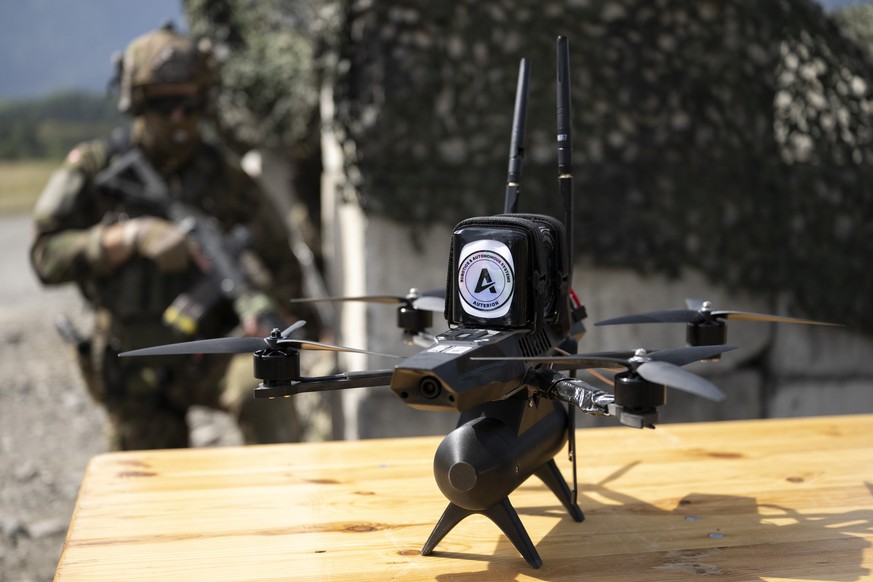 Eine Drohne SLM-10 der Schweizer Armee auf einem Tisch fotografiert waehrend eines Medienanlasses zu Drohnen, Drohnenabwehr und Robotik fuer die Verteidigungsfaehigkeit im Rahmen des Projekts Eiger, a ...