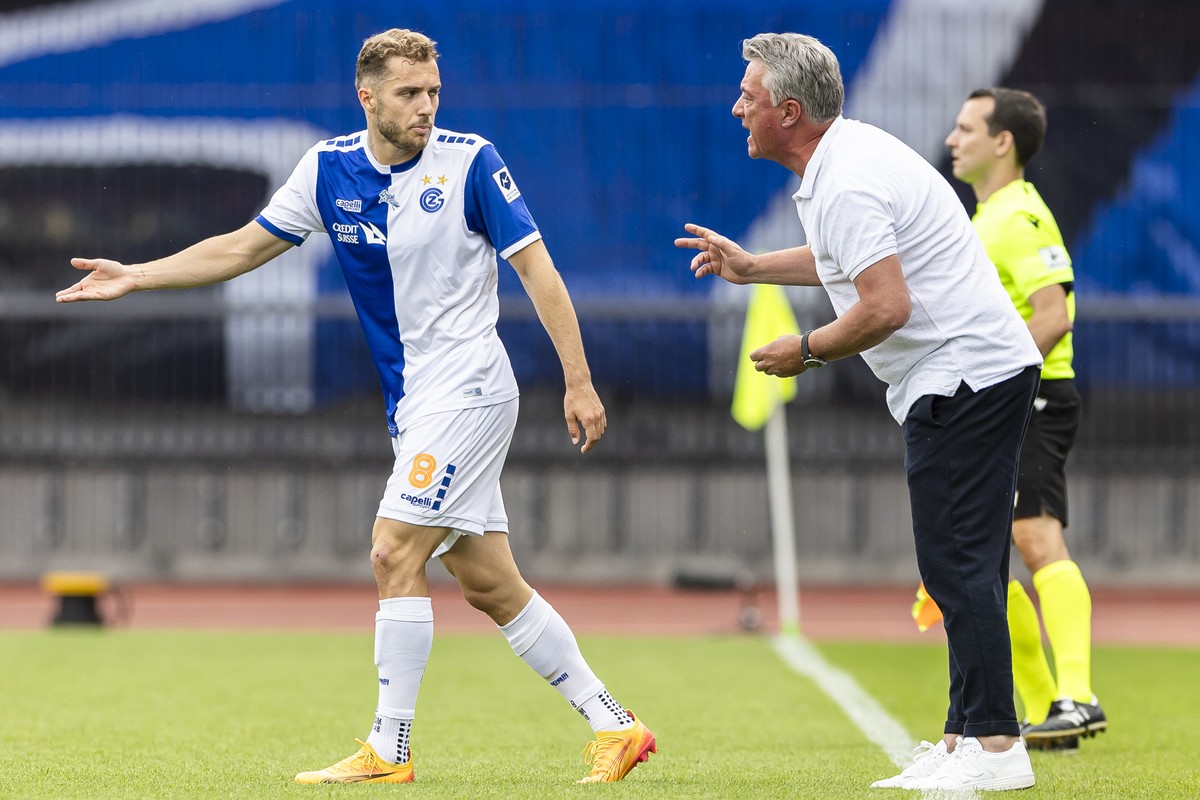 Trainer Marco Schaellibaum (GC) (rechts) spricht mit Giotto Morandi (GC) (links) im Fussball Meisterschaftsspiel der Swiss Super League zwischen Grasshoppers, GC, und Basel, FCB, vom Samstag, 18. Mai  ...