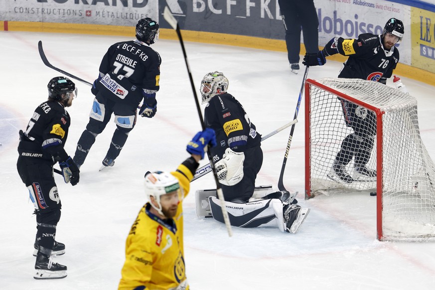 Klas Dahlbeck (HCD), vorne, jubelt ueber sein Tor zum 0-2 gegen Torhueter Reto Berra (HCFG) im zweiten Eishockey Playoff Finalspiel der National League zwischen HC Fribourg-Gotteron (HCFG) und HC Davo ...