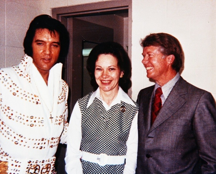26.6.1977: Elvis Presley meets President Carter and the First Lady Rosalynn. 
Turns out, they&#039;re related: According to RootsWeb Review, President Carter is the sixth cousin once removed to Elvis  ...