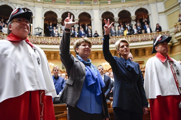 Karin Keller-Sutter, rechts, und Viola Amherd, werden zwischen den Ratsweibeln Ivan Della Valentina, links, und Peter Truffer, vereidigt nach ihrer Wahl in den Bundesrat durch die Vereinigte Bundesver ...