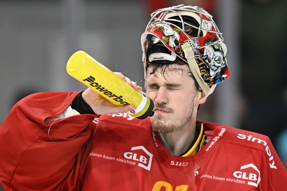 Tigers Goalie Robin Meyer, spuelt sich das Gesicht ab beim Eishockey-Qualifikationsspiel der National League, zwischen den SCL Tigers und dem EHC Kloten, am Samstag, 22. November 2025, in der Emmental ...