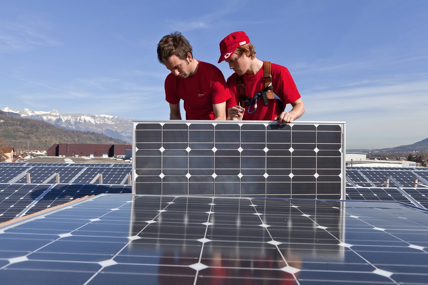 ZUM THEMA ENERGIESTRATEGIE 2050 STELLEN WIR IHNEN FOLGENDES BILDMATERIAL ZUR VERFUEGUNG - Employees of the &quot;energiebuero ag&quot; Zurich are mounting solar panels for a solar power plant on the r ...