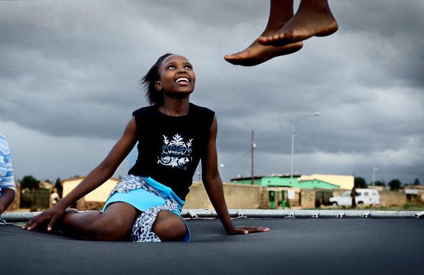 Trampolinspringen in Soweto, Johannesburg, Südafrika.