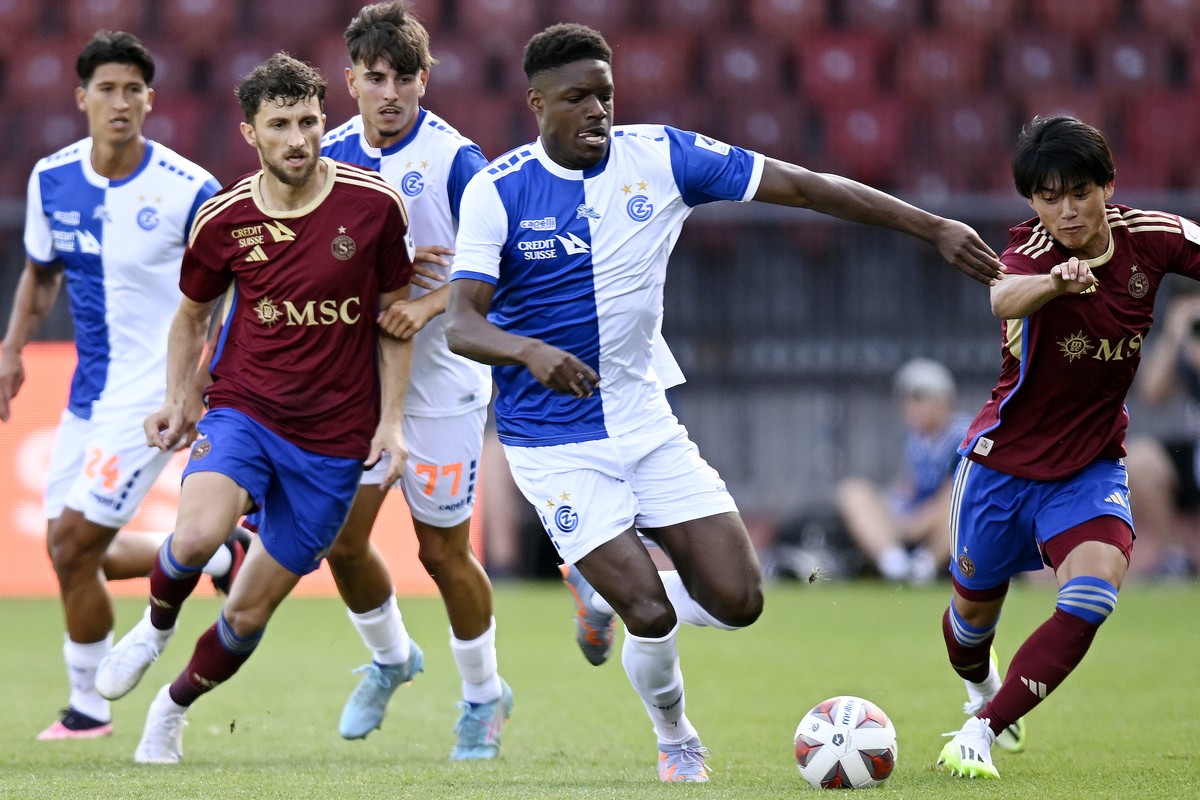 Der Grasshopper Tsiy Ndenge, Mitte, gegen die Genfer Miroslav Stevanovic, links, und Keigo Tsunemoto, rechts, beim Fussballspiel der Super League Grasshopper Club Zuerich gegen Servette FC im Stadion  ...