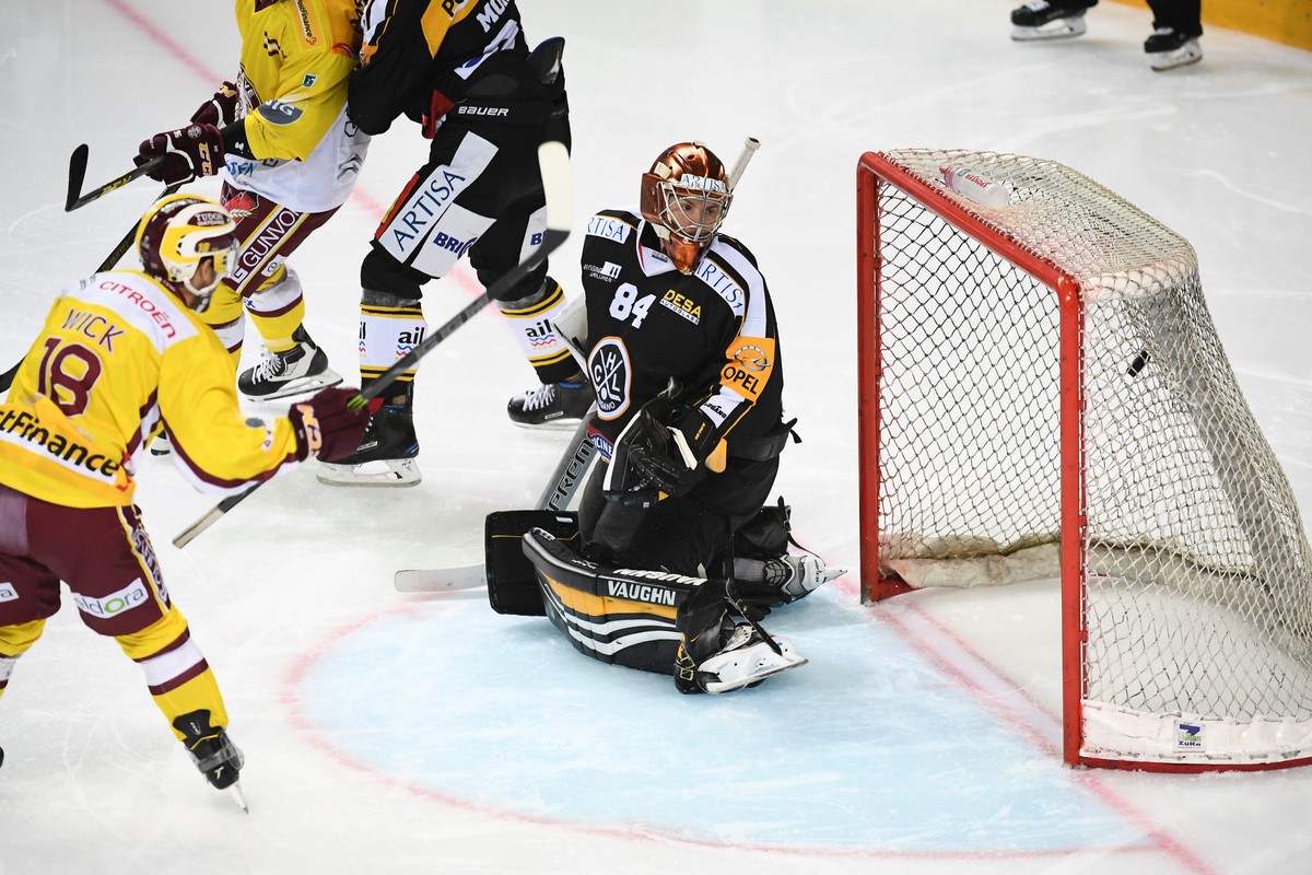 Geneve-Servette's player Jeremy Wick, left, scores the 1-3 goal against Lugano's goalkeeper Daniel Manzato, right, during the preliminary round game of National League A (NLA) Swiss Champion ...