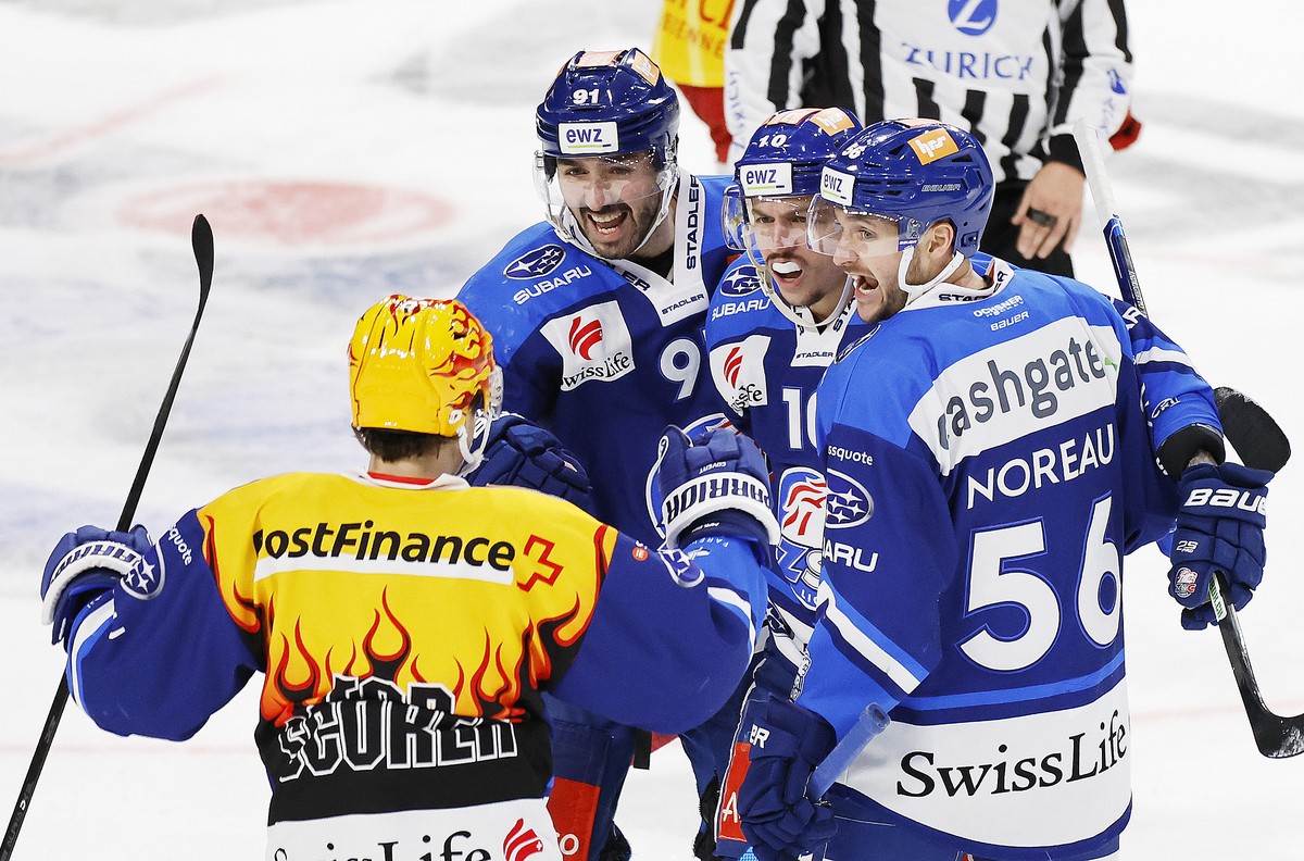 Zuerichs Sven Andrighetto, 2. rechts, jubelt mit Teamkollegen nach seinem Tor zum 3:2 im Eishockeyspiel der National League zwischen den ZSC Lions und dem EHC Biel am Freitag, 3. Dezember 2021, im Zue ...