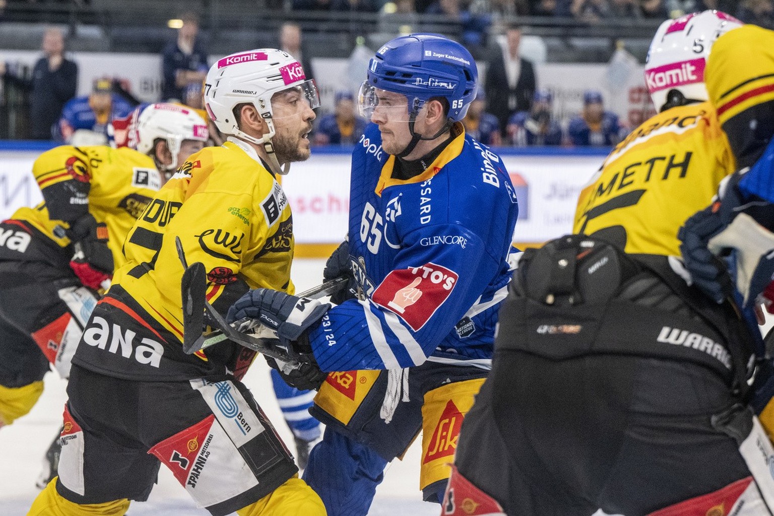 Marc Michaelis, rechts, von Zug im Spiel gegen Colton Knight, links, von Bern beim Eishockey Playoff 1/4 Final Spiel 3 der National League zwischen dem EV Zug und dem SC Bern am Dienstag, 21. Februar  ...