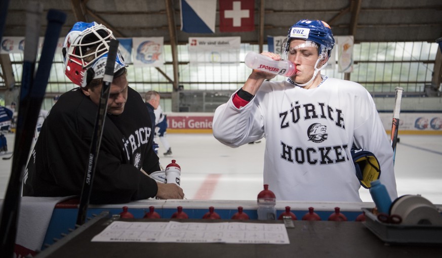 Die Zuercher Lukas Flueeler, links, und Mike Kuenzle am Training der ZSC Lion&#039;s, aufgenommen am Montag, 31. Juli 2017 in Zuerich. (KEYSTONE/Ennio Leanza)