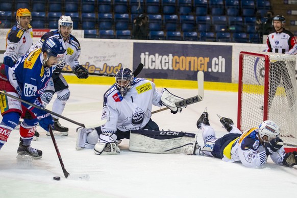 EHC Kloten Stuermer Vincent Praplan, links, gegen HC Ambri-Piotta Torhueter Benjamin Conz im vierten Eishockey Spiel des Playout-Final der National League zwischen dem EHC Kloten und dem HC Ambri-Piot ...