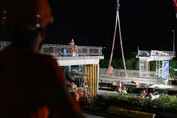 Des ouvriers travaillent a la demolition du pont pieton enjambant l&#039;autoroute A9 et menacant de s&#039;effondrer ce lundi 26 aout 2019 a Chailly sur la commune de Montreux. L&#039;autoroute A9 es ...