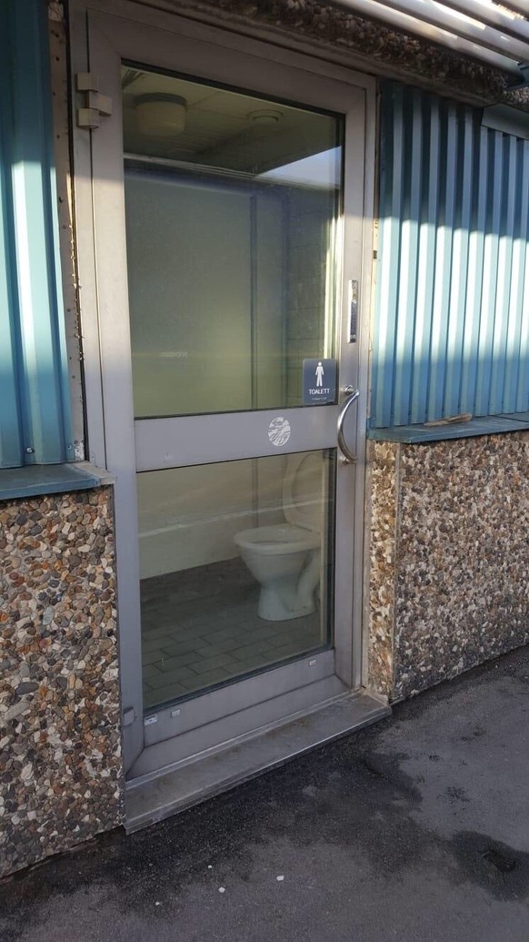 Faildienstag: Öffentliches WC mit durchsichtiger Türe