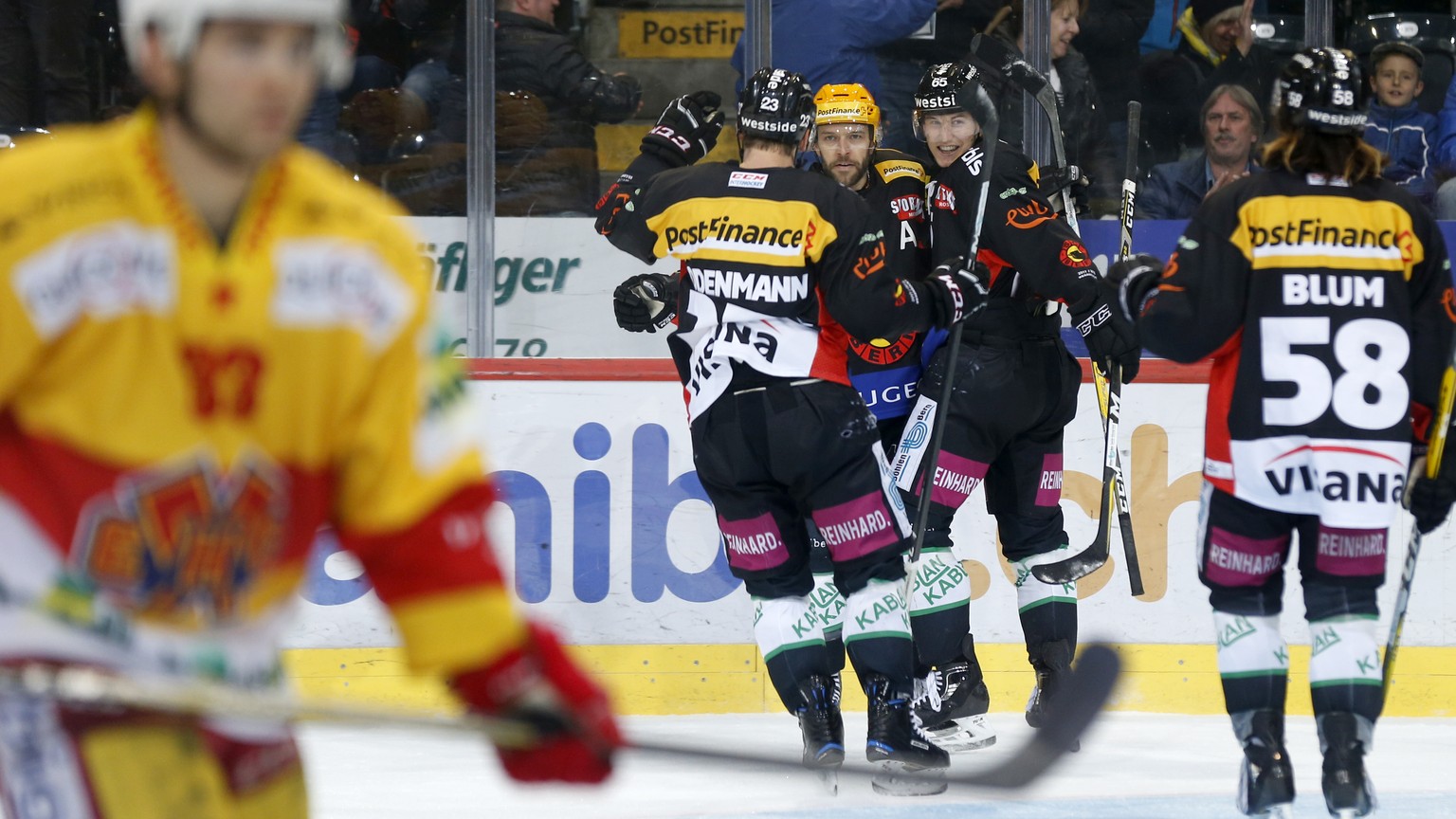 Berns Topscorer Andrew Ebbett, Mitte, jubelt nach seinem Tor zum 1-1 mit seinen Teamkollegen, im Eishockey Meisterschaftsspiel der National League zwischen dem SC Bern und dem EHC Biel, am Samstag, 28 ...