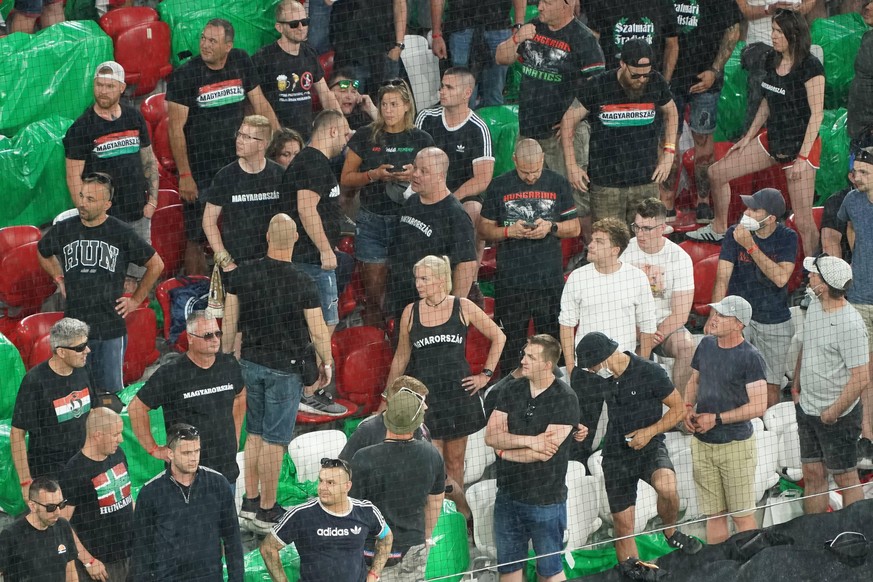 Ungarische Fans im Stadion ohne Maske und Abstand - Muenchen 23.06.2021: Deutschland vs. Ungarn, Allianz Arena Muenchen, Euro2020, emonline, emspor, *** Hungarian fans in stadium without mask and dist ...