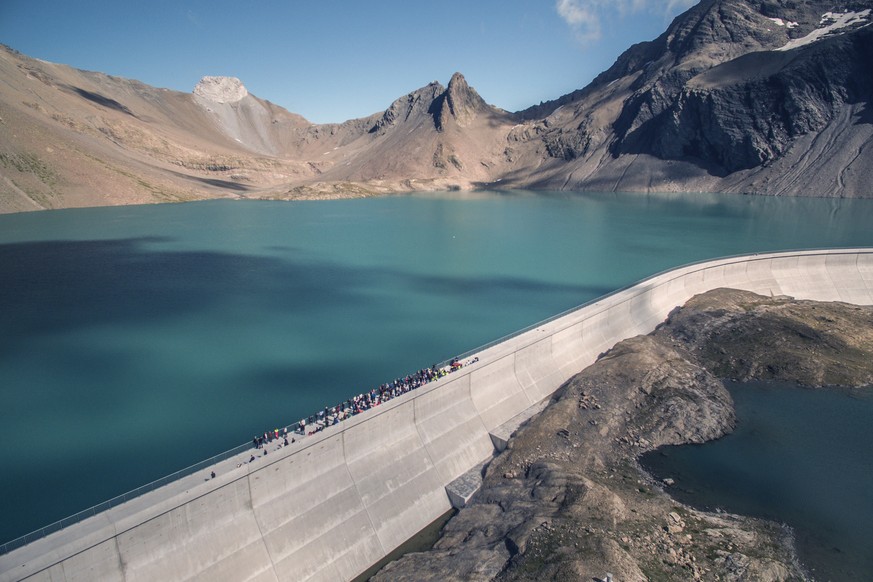 HANDOUT - Blick von einer Drohne auf die Staumauer Muttsee waehrend der Segnungszeremonie anlaesslich der Einsegnung der Staumauer Muttsee des Pumpspeicherwerks Limmern der Axpo Holding AG, am Freitag ...