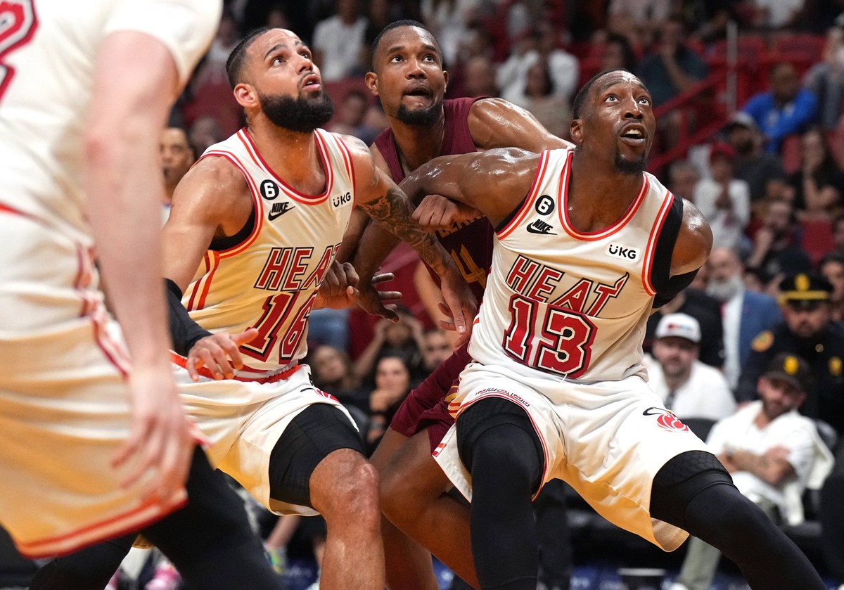 NBA, Basketball Herren, USA Cleveland Cavaliers at Miami Heat Mar 10, 2023 Miami, Florida, USA Miami Heat center Bam Adebayo 13, Cleveland Cavaliers forward Evan Mobley 4 and forward Caleb Martin 16 b ...