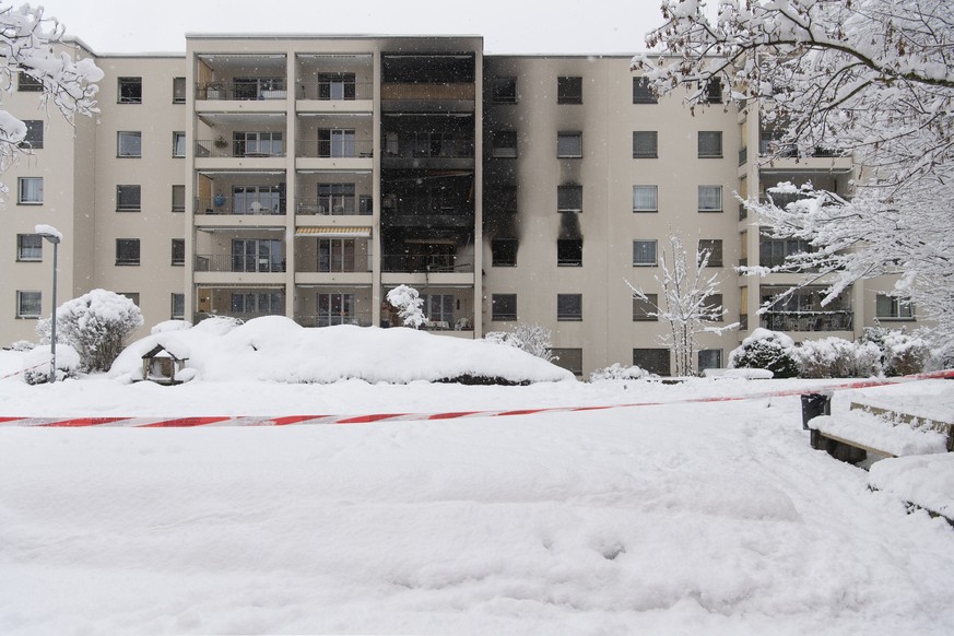 Blick auf ein Wohnhaus am Foralweg nach einem Brand, am Sonntag, 13. Januar 2019, in Chur. In der vergangenen Nacht war ein Brand im sechsstoeckigen Mehrfamilienhaus ausgebrochen. Drei Menschen, nach  ...