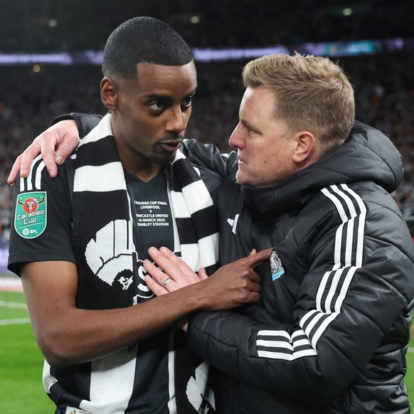 Newcastle United manager Eddie Howe celebrates with Alexander Isak Liverpool v Newcastle United, EFL Carabao Cup, Final, Football, Wembley Stadium, London, UK - 16 Mar 2025 EDITORIAL USE ONLY No use w ...