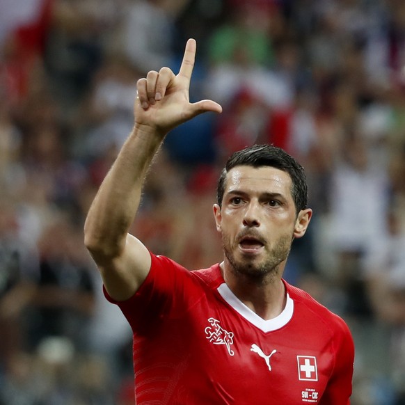 epa06845464 Blerim Dzemaili (R) of Switzerland celebrates scoring the opening goal during the FIFA World Cup 2018 group E preliminary round soccer match between Switzerland and Costa Rica in Nizhny No ...