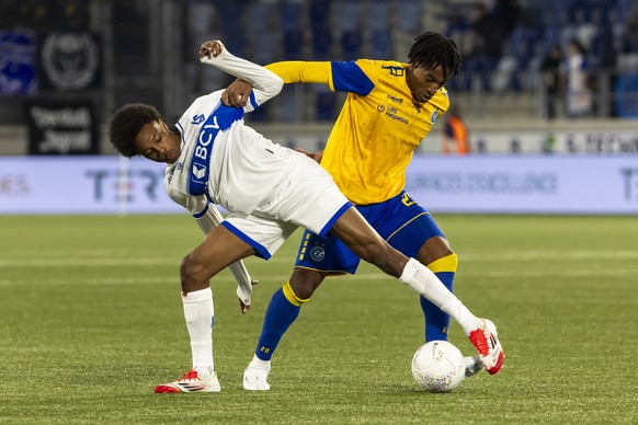 Alvyn Sanches (LS), left, fights for the ball with Evans Maurin (GC), right, during the Super League soccer match of Swiss Championship between FC Lausanne-Sport, LS, and Grasshopper Club Zuerich, GC, ...