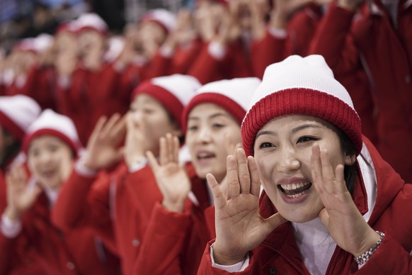 <strong>Samstag, 10. Februar:</strong> Kims «Armee der Schönen» hat beim Eishockey-Vorrundendenspiel der Frauen zwischen der Schweiz und dem vereinigten Korea ihren ersten grossen Auftritt.