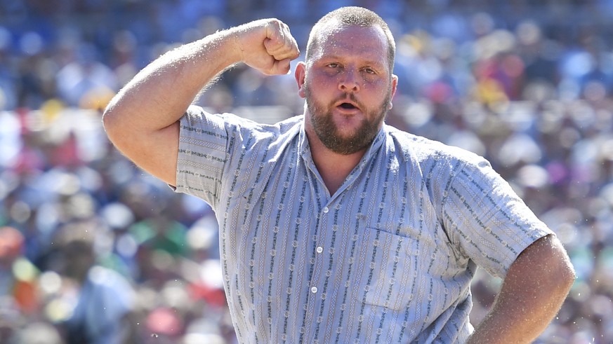 Sven Schurtenberger, rechts, jubelt ueber den Sieg gegen Patrick Schenk, links, im 6. Gang am Eidgenoessischen Schwing- und Aelplerfest (ESAF) in Zug, am Sonntag, 25. August 2019. (KEYSTONE/Ennio Lean ...