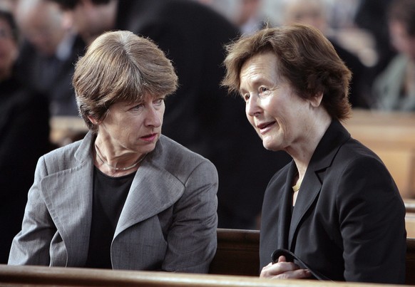 ARCHIBILD ZUM TOD VON ALT BUNDESKANZLERIN ANNEMARIE HUBER-HOTZ --- Alt-Bundesraetin Elisabeth Kopp, rechts, im Gespraech mit Alt-Bundeskanzlerin Annemarie Huber-Hotz, links, kurz vor dem Trauergottesd ...