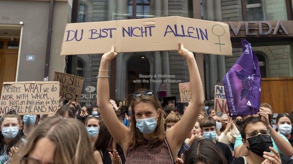 Vor dem Appellationsgericht findet eine Demonstration fuer ein Vergewaltigungsopfer statt, in Basel, am Sonntag, 8. August 2021. Nach dem strafmildernden Urteil in einem Vergewaltigungsfall wurde dazu ...