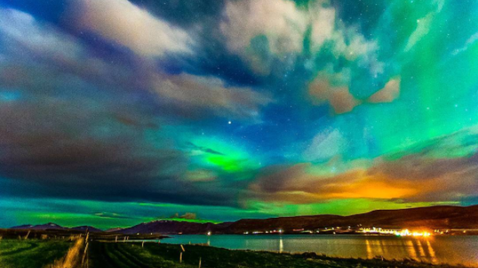 Nordlichter über Akureyri, der isländischen Heimat von Birkir Bjarnason.