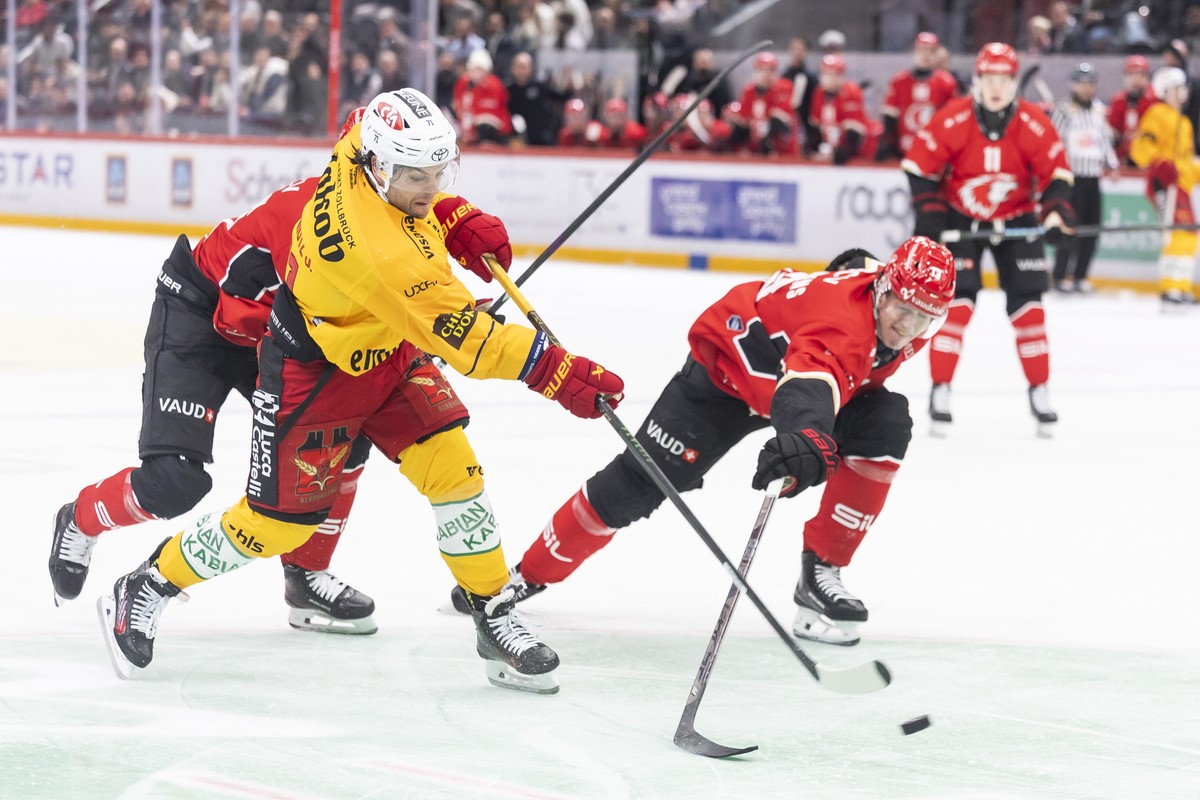 Julian Schmutz (SCL) en action, lors du match du championnat suisse de hockey sur glace de National League entre Lausanne HC (LHC) et SCL Tigers ce mardi 27 octobre 2026 a la patinoire de la Vaudoise  ...