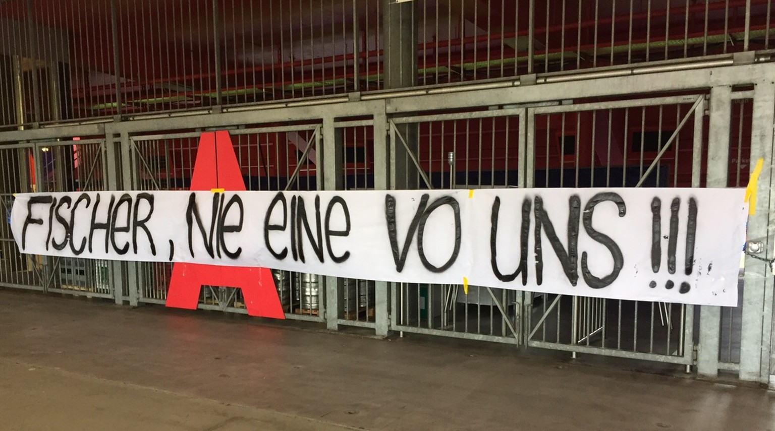 Keine nette Begrüssung der Basler Fans: Transparent am Stadioneingang.